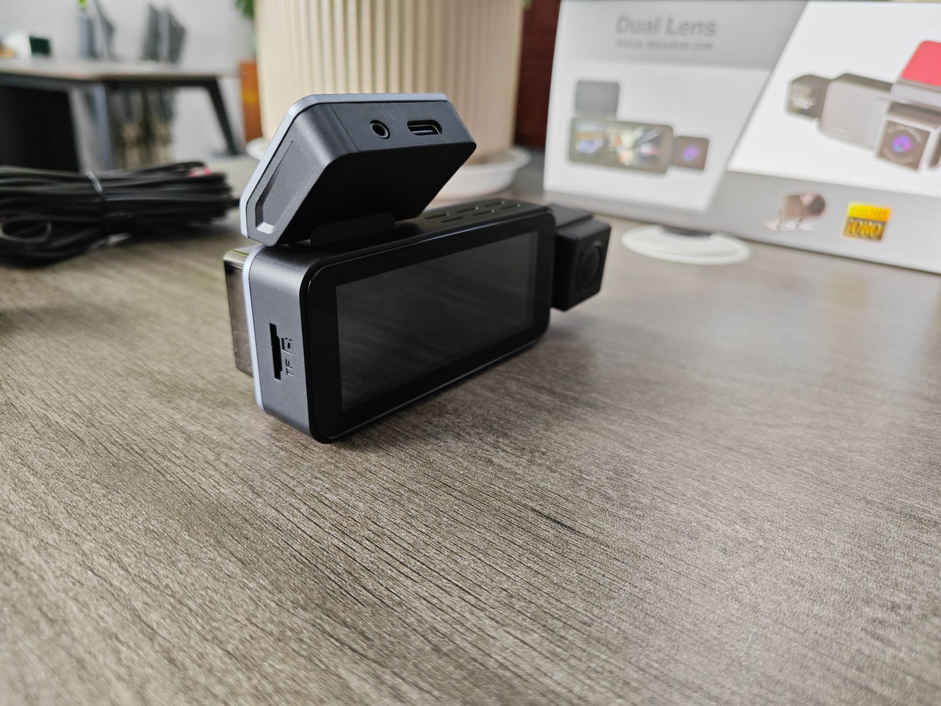 探索新一代行車記錄儀 IPS觸摸3攝高清夜視1080P WIFI行車記錄儀與停車監控服務