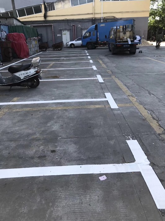 西麗地區(qū)交通與停車服務(wù) 車位劃線、消防字體與斑馬線施工價(jià)格解析